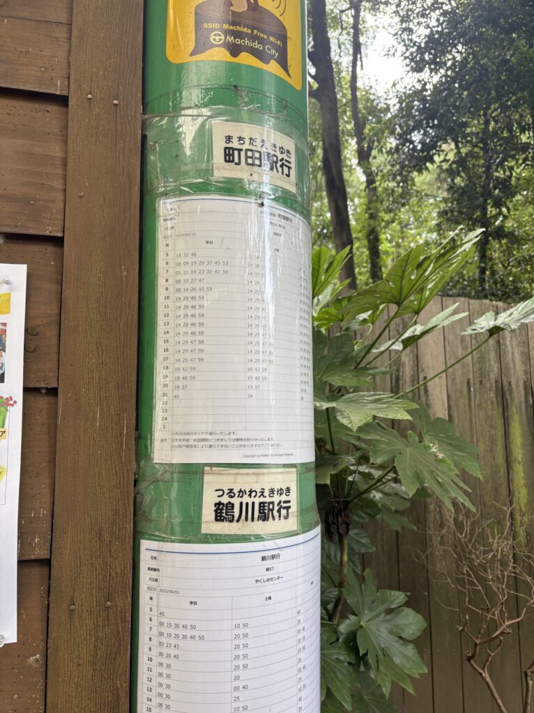 電柱にバスの時刻表が貼ってある写真